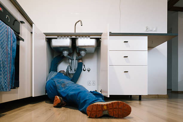 Professional Emergency Plumber technician working in Santa Fe, TX